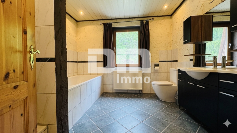 Altengerechtes Wohnen mit Charme: Großzügiger Bungalow auf großem Grundstück + Nebengebäude - Bad 1 / Wanne und Dusche
